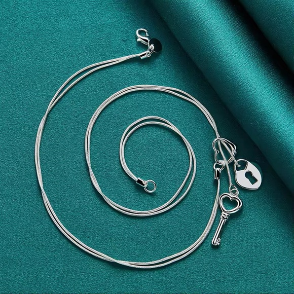 ◾️925 Sterling Silver Heart Shaped Key Lock Necklace - Picture 10 of 10